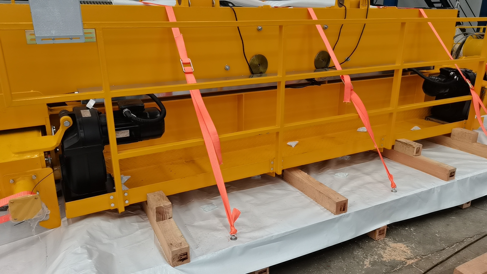 長(zhǎng)20米、重40噸的大型設(shè)備木箱，需要注意